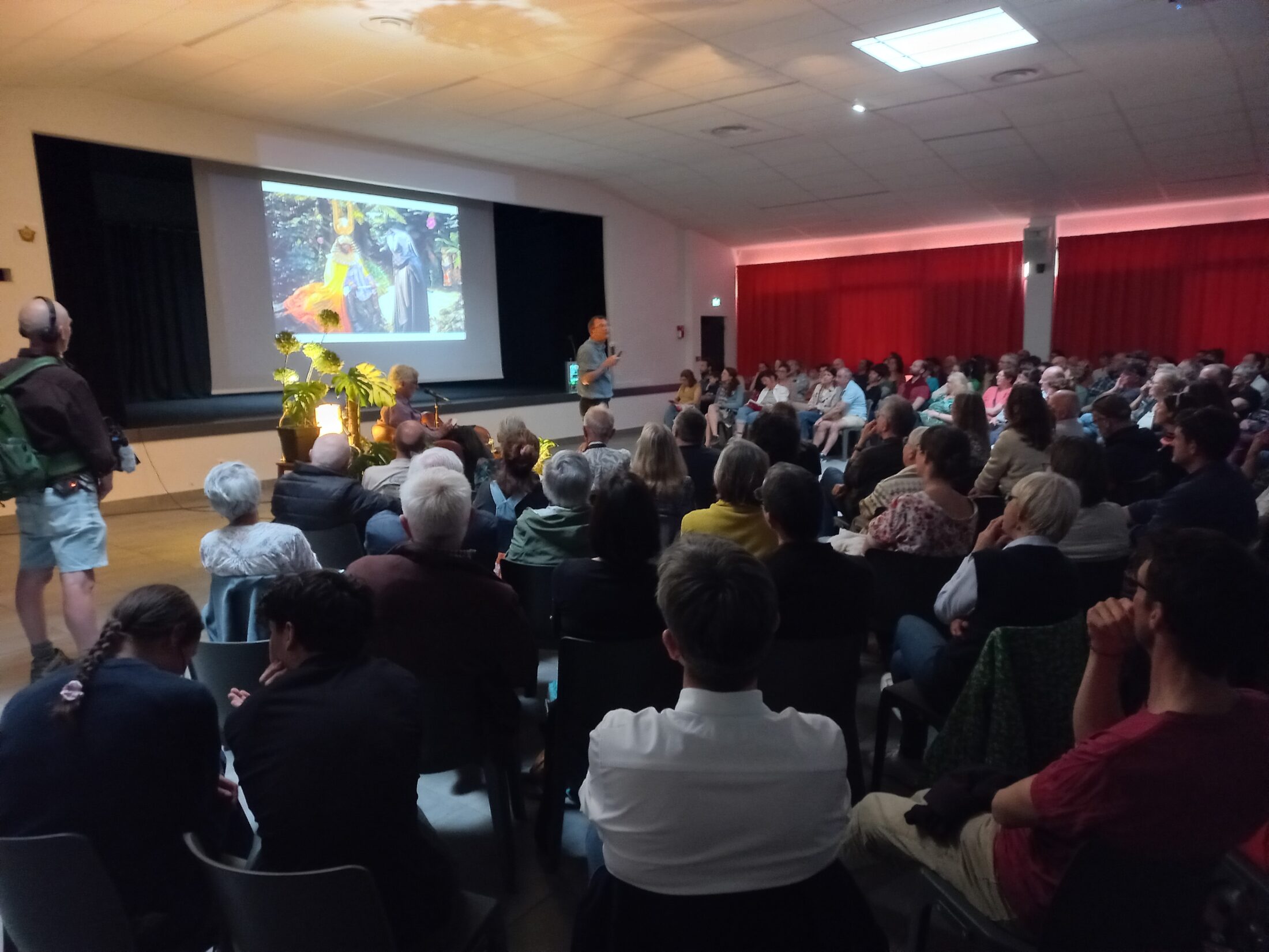 Salle comble pour la conférence participative de Rob Hopkins