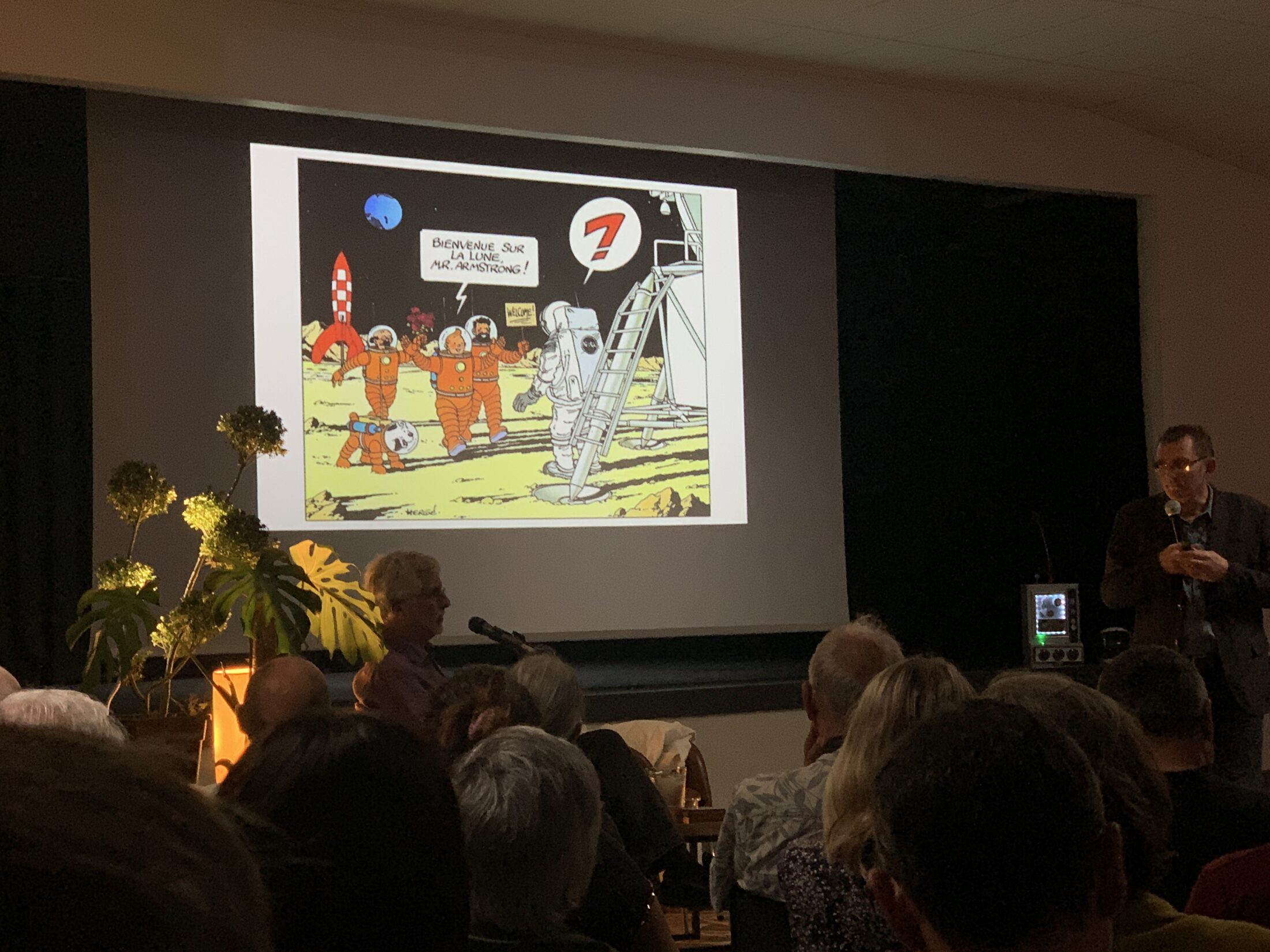 Intervention de Tintin pendant la conférence